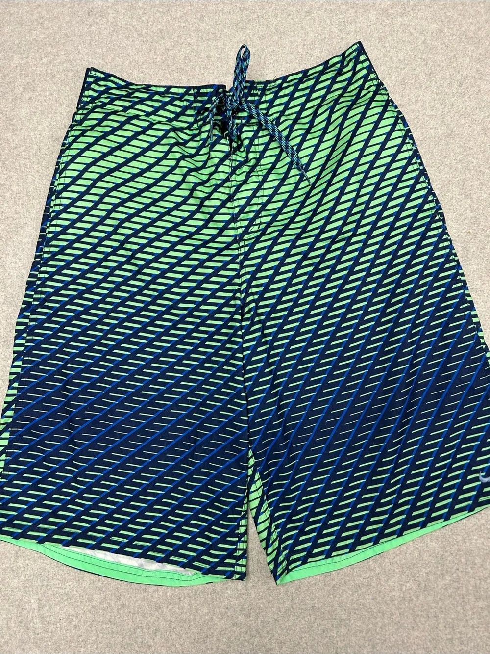Nike Men’s Green and Navy Diagonal Stripe Swim Trunks Medium